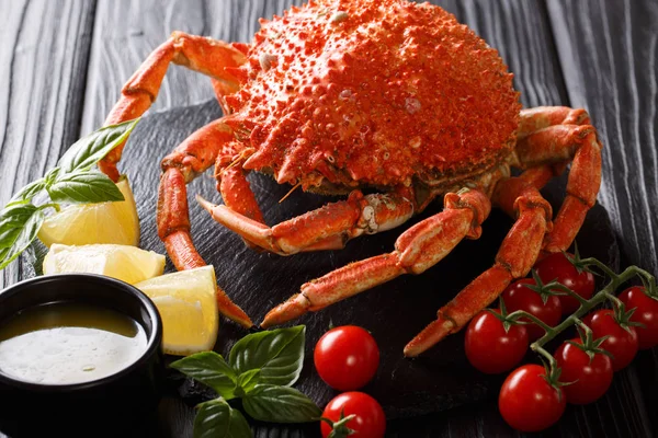 Caranguejo Aranha Inteiro Fervido Gourmet Com Limão Tomates Manteiga Bísil — Fotografia de Stock