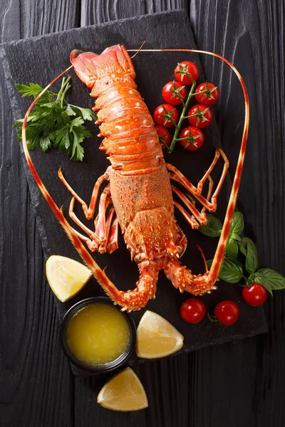 Comida Cara Langosta Hervida Espinosa Con Tomate Fresco Limón Mantequilla —  Fotos de Stock