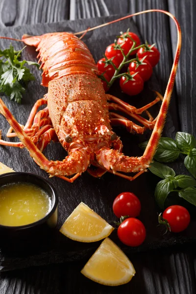 Comida Cara Lagosta Fervida Espinhosa Com Tomate Fresco Limão Manteiga — Fotografia de Stock