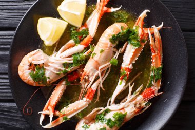 Haşlanmış Nephrops norvegicus, Norveç ıstakoz, Dublin Bay karides, bilinenlerin ya da scampi yakın çekim sos ve limon ile bir tabakta. abov üzerinden yatay üstten görünüm