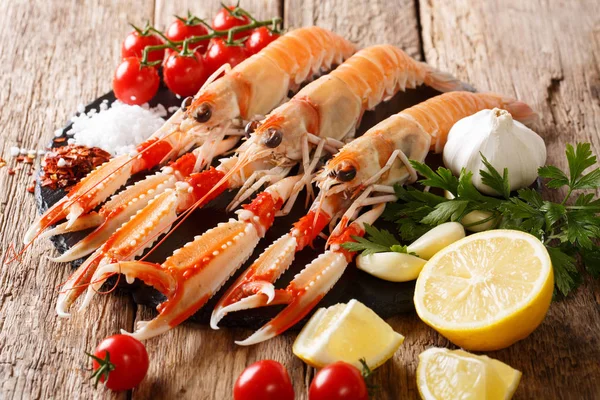 신선한 Langoustine Scampi 테이블에 허브와 향신료 클로즈업과 Horizonta — 스톡 사진