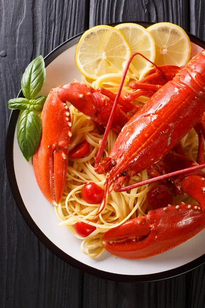 Sirve Pasta Espaguetis Con Langosta Roja Tomates Limón Hierbas Frescas —  Fotos de Stock