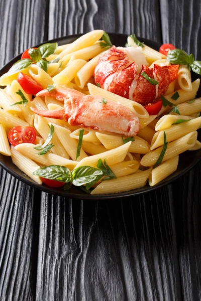 테이블에 접시에 해산물 토마토 클로즈업으로 이탈리아 파스타 — 스톡 사진
