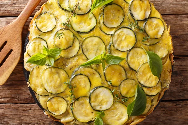 Lanche Italiano Verão Abobrinha Torta Com Flores Close Sobre Mesa — Fotografia de Stock