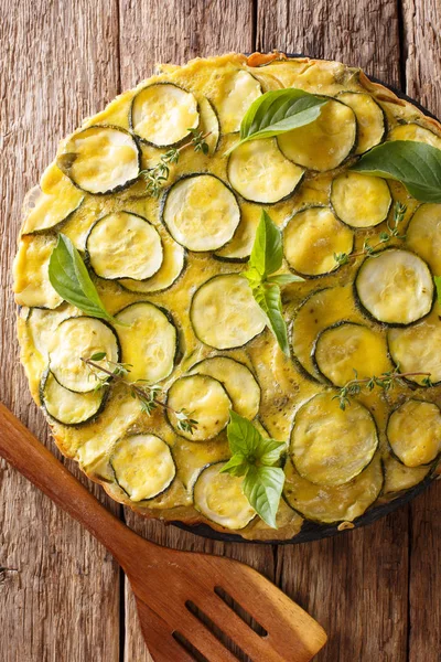 Torta Abobrinha Recém Assada Com Flores Ervas Close Mesa Vista — Fotografia de Stock