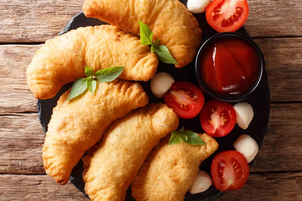 Panzerotto Italiano Frito Com Molho Tomate Mozzarella Closeup Uma Mesa — Fotografia de Stock