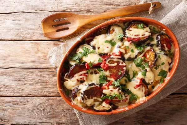 Cacerola Vegetal Berenjenas Con Tomates Queso Mozzarella Parmesano Cerca Plato — Foto de Stock