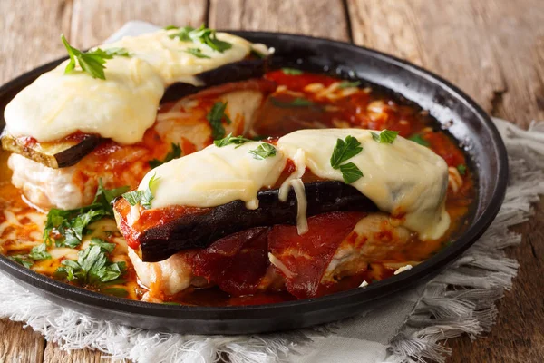 Heerlijke Sorrentino Kippenborst Met Aubergines Ham Kaas Marinara Saus Close — Stockfoto