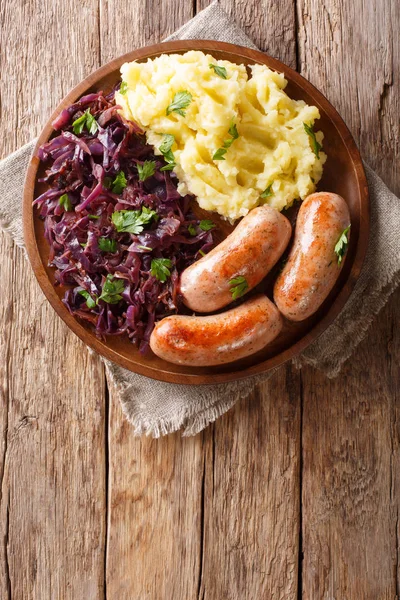 Bratwürste Mit Gedämpftem Rotkohl Sauerkraut Und Pellkartoffeln Großaufnahme Auf Einem — Stockfoto