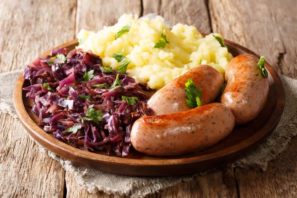 Traditionelle Deutsche Würste Mit Kartoffelbrei Und Sauerkraut Wurst Oder Bratwurst — Stockfoto