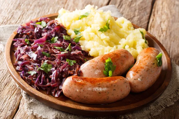 Bratwürste Mit Gedämpftem Rotkohl Sauerkraut Und Pellkartoffeln Großaufnahme Auf Einem — Stockfoto