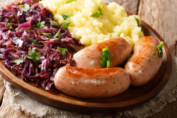 Hausmannskost Aus Kartoffelbrei Mit Gebratenem Rotkohl Und Würstchen Großaufnahme Auf — Stockfoto