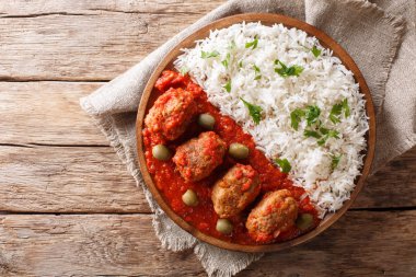 Yunan Soutzoukakia sığır eti köfte bir baharatlı domates soslu bir pilav ile yakın çekim bir tablo bir tabağa garnitür. abov üzerinden yatay üstten görünüm