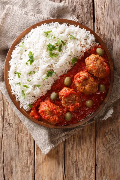 Griechische Soutzoukakia Rindfleischbällchen Würziger Tomatensauce Mit Reisgarnitur Großaufnahme Auf Einem — Stockfoto