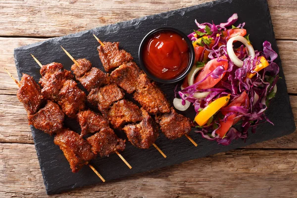 Suya Sült Afrikai Fűszeres Skewered Marhahús Kebab Szolgálnak Friss Növényi — Stock Fotó