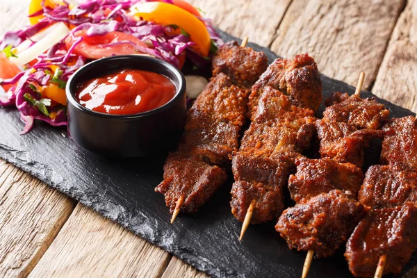 Suya Kebab Com Picante Mistura Especiarias Amendoim Servido Com Salada — Fotografia de Stock