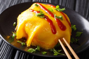 Pirinç, tavuk, sebze ve domates sosu o lezzetli omlet