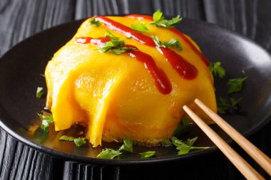 Japon geleneksel yemekleri: omurice omlet pilav, tavuk, 