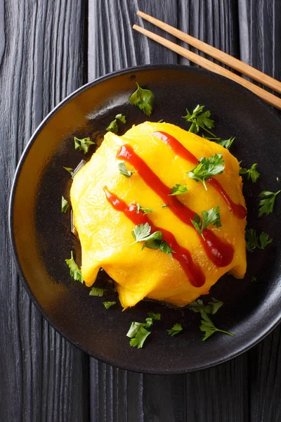 Cocina Japonesa Omurice Con Arroz Pollo Verduras Cerca Sobre Mesa — Foto de Stock