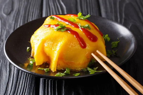 Japon menü. Pirinç, tavuk, vegeta Omurice baharatlı omlet