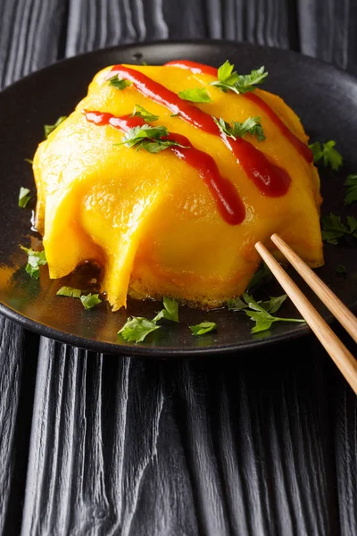 Bir bla Asya omlet pilav, tavuk ve sebze ile servis