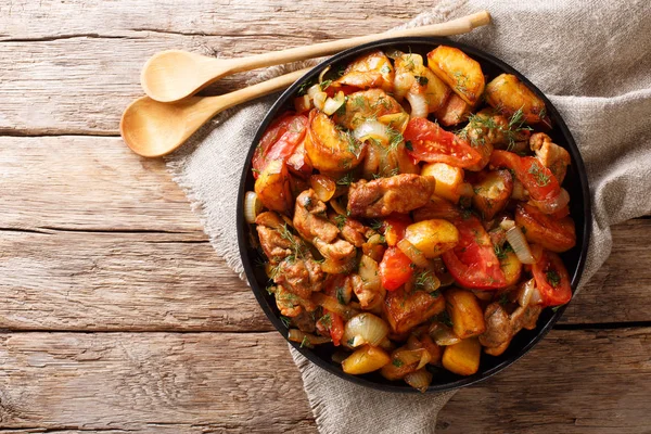 Gebratenes Fleisch Mit Kartoffeln Tomaten Kräutern Und Gewürzen Großaufnahme Auf — Stockfoto