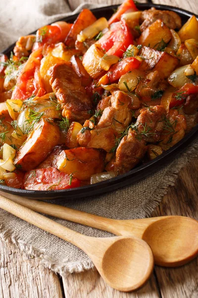 Comida georgiana Ojahuri con cerdo, tomate y papas de cerca — Foto de Stock