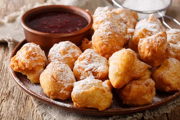 Албанская Еда Жареные Пончики Подаются Малиновым Вареньем Сахарной Пудрой Крупным — стоковое фото