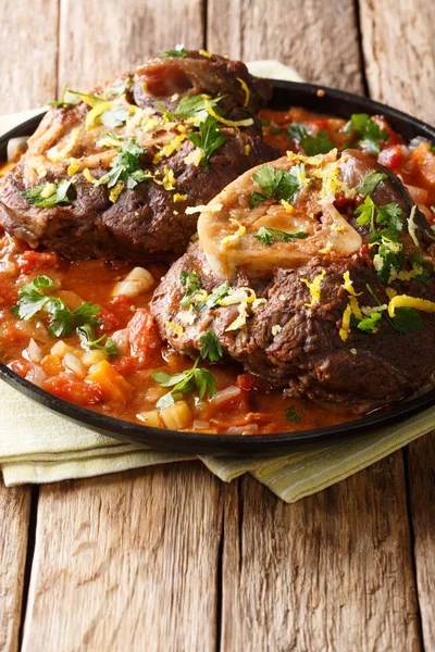 Filete de ternera italiano Ossobuco allá milanese con salsa picante cerrar — Foto de Stock