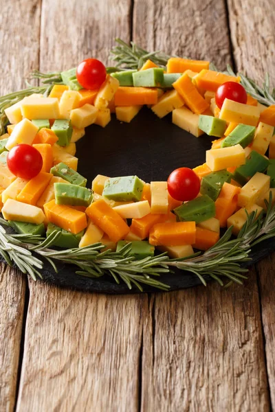 Comida de Navidad: una corona de queso pesto, cheddar, mimolette ingenio — Foto de Stock