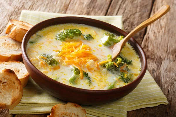 Deliciosa Sopa Brócoli Con Queso Verduras Tazón Con Tostadas Cerca —  Fotos de Stock