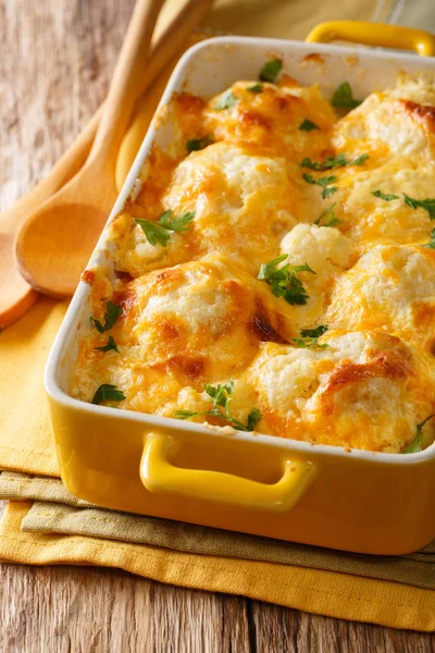 Casserole Cauliflower Cheese Sauce Close Baking Dish Table Vertica — Stock Photo, Image