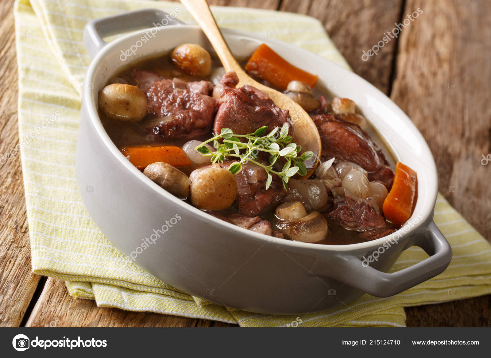 Traditionelles Rezept Französische Küche Coq Vin Hautnah Einem Topf ... Traditionelles Rezept Französische Küche Coq Vin Hautnah Einem Topf ...