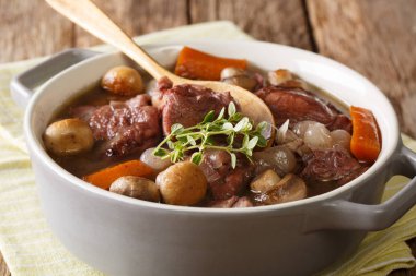 şarap ve sebze, kekik yakın çekim masanın üzerinde bir tencerede horoz. Coq au vin. Horizonta