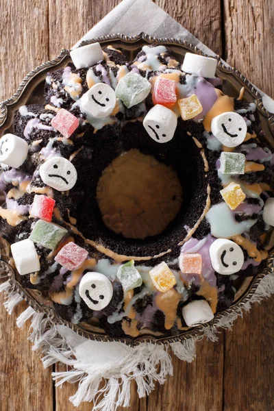 Domácí Halloween Čokoládové Péřovej Koláč Kandovaným Ovocem Marshmallow Barevné Glazury — Stock fotografie