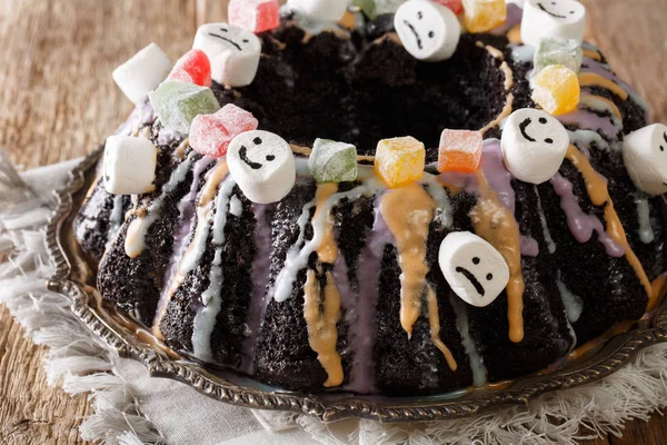 Halloween-Dessert: dunkler Bündelkuchen mit kandierten Früchten, Marshmal — Stockfoto