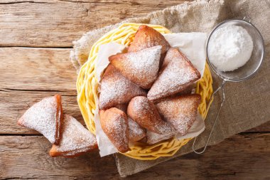 Yumuşak Mandzi Doğu Afrika çörek rendelenmiş hindistan cevizi ile yapılan, Kakuleden, küçük Hindistan cevizi ile baharatlı ve mükemmele yakın çekim bir tabloda bir sepette kızarmış. Yukarıdan dikey üstten görünüm