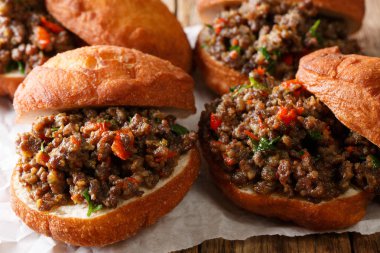 Güney Africanvetkoekaka yağ kek, gevrek dışında ve sıcak ve kabarık içinde masada kıyılmış köri yakın çekim ile dolu. Yatay