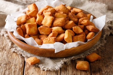 Çene çene çoğunlukla yakın çekim bir tablo bir tabakta servis Nijerya'da Batı Afrika'da kızarmış çerezim. Horizonta