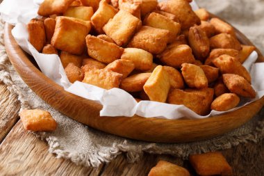 Batı Afrika popüler gıda: meze çene çene kızarmış gevrek hamur yakın masada bir kasede çekim. Horizonta