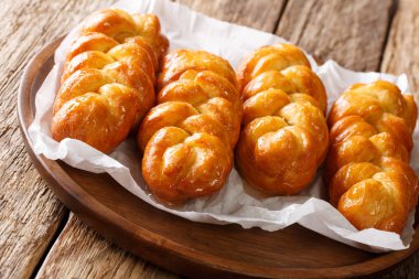 Otantik Güney Afrika Koeksisters limon şurubu yakın masada bir plaka üzerinde çekim ile yapışkan çörek kızarmış. Horizonta