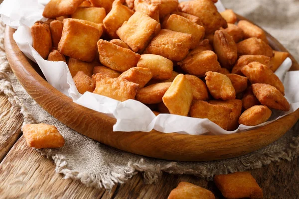 Batı Afrika popüler gıda: meze çene çene kızarmış gevrek hamur yakın masada bir kasede çekim. Horizonta