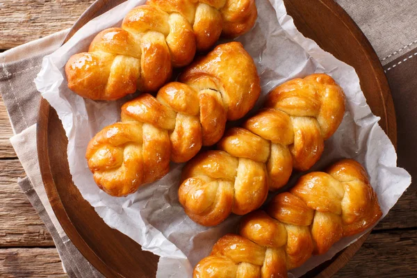 Südafrikanische Nachspeise. koeksisters klebriger gebratener Donut mit einem fra — Stockfoto