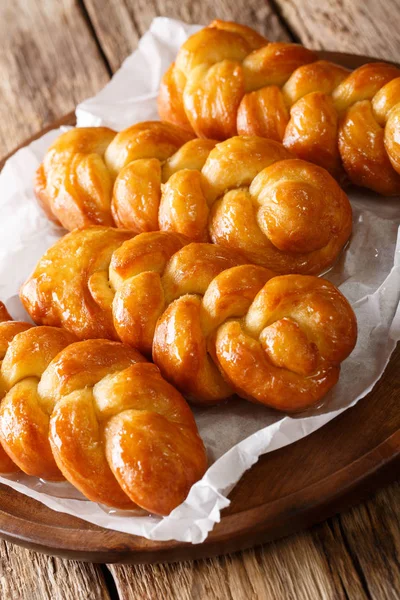 Güney Afrikalı tatlı. Koeksisters yapışkan kızarmış çörek ile bir fra