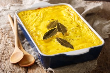Bobotie (Güney Afrika curried börek) yakın çekim masada bir pişirme çanağı içinde. Horizonta