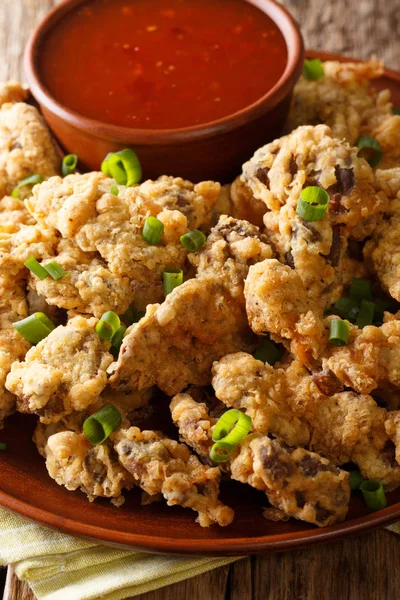 Ventriglio Pollo Fritto Salsa Pomodoro Primo Piano Piatto Sul Tavolo — Foto Stock