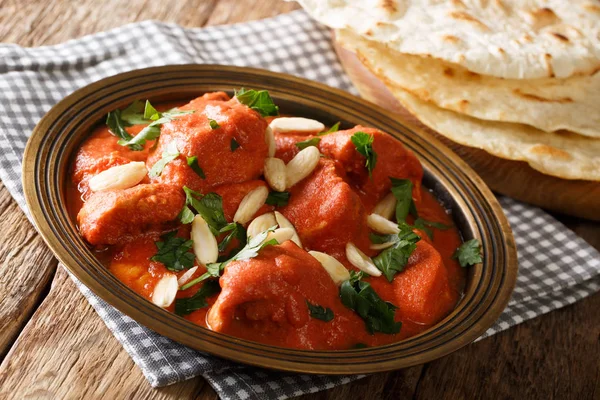 Murgh Makhani 아몬드와 소스와 테이블에 Roti 편평한 Horizonta — 스톡 사진