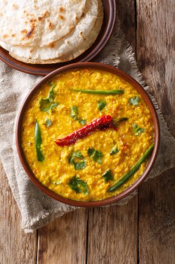 Hint popüler yemekleri Dal Tadka köri roti gözleme yakın çekim tablo ile görev yaptı. Abov gelen dikey üstten görünüm
