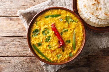 Hint popüler yemekleri Dal Tadka köri roti gözleme yakın çekim tablo ile görev yaptı. abov üzerinden yatay üstten görünüm