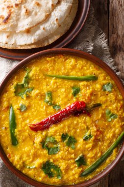 Mercimek çorbası Dal Tadka naan ekmek ahşap arka plan üzerinde bir seramik kase. Yakın çekim. Abov gelen dikey üstten görünüm